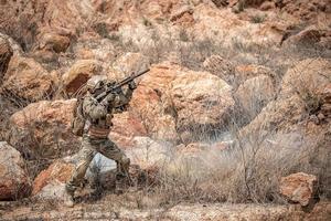 soldaten von spezialeinheiten in kriegen in der wüste, thailänder, armeesoldat foto