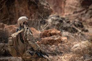 soldaten von spezialeinheiten in kriegen in der wüste, thailänder, armeesoldat foto