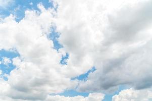 Naturhintergrund aus weißen Wolken an sonnigen Tagen. schöne weiße flauschige wolken im blauen himmel. foto