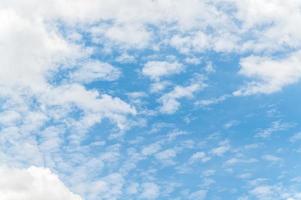 Naturhintergrund aus weißen Wolken an sonnigen Tagen. schöne weiße flauschige wolken im blauen himmel. foto