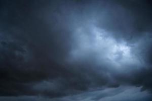 weiße und graue Wolken szenischer Naturumwelthintergrund. Sturmwolken schweben an einem regnerischen Tag mit natürlichem Licht. cloudscape landschaft, bewölktes wetter über blauem himmel. foto