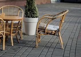 Rattanstühle und Tische auf der Terrasse foto