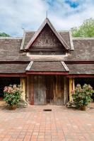 Antikes Keramikdach des Tores der Veranda des Klosters Wat Sisaket in der Hauptstadt Vientiane von Laos foto