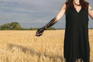 Nahaufnahme gotische Frau mit goldenem Ährchen-Konzeptfoto foto