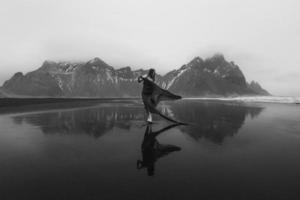 hübsche Frau in wunderschönem Kleid am leeren Strand monochrome Landschaftsfotografie foto