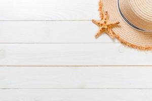 sommerferienstrandhintergrund mit reisegesundheitszubehör draufsicht auf weißem holzhintergrund, draufsicht foto