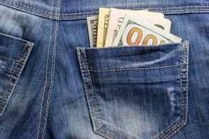 Dollar-Banknoten in Jeans-Taschen-Nahaufnahme. Unternehmenskonzept. Taschengeld. foto