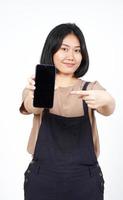 Anzeigen von Apps oder Anzeigen auf dem Smartphone mit leerem Bildschirm einer schönen Asiatin, die auf weißem Hintergrund isoliert ist foto