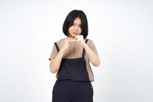 Stanzen der Faust zum Kampf der schönen asiatischen Frau isoliert auf weißem Hintergrund foto