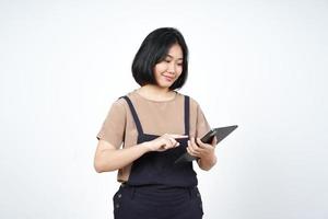 Halten und Verwenden von Tablet der schönen asiatischen Frau isoliert auf weißem Hintergrund foto