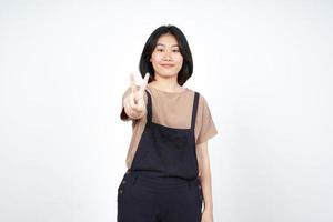 Anzeigen zählen zwei Finger der schönen asiatischen Frau isoliert auf weißem Hintergrund foto