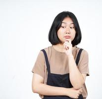 Blick nach unten und denkende Geste der schönen asiatischen Frau isoliert auf weißem Hintergrund foto