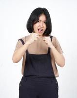 Stanzen der Faust zum Kampf der schönen asiatischen Frau isoliert auf weißem Hintergrund foto