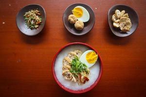 Reisbrei mit Hähnchenstreifen, Tofu, Ei. Reisbrei aus Hongkong. chinesisches Essen foto