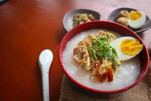 Reisbrei mit Hähnchenstreifen, Tofu, Ei. Reisbrei aus Hongkong. chinesisches Essen foto