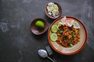 mie tek tek oder gebratene Nudeln aus Eiernudeln mit Huhn, Kohl, Senf, Fleischbällchen, Rührei. indonesisches essen foto