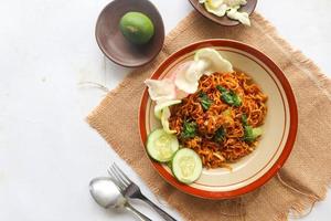 mie tek tek oder gebratene Nudeln aus Eiernudeln mit Huhn, Kohl, Senf, Fleischbällchen, Rührei. indonesisches essen foto