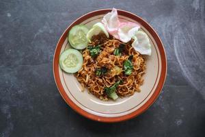 mie tek tek oder gebratene Nudeln aus Eiernudeln mit Huhn, Kohl, Senf, Fleischbällchen, Rührei. indonesisches essen foto