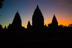 Silhouette Prambanan Tempel am Morgen. Sonnenaufgang im Prambanan-Tempel foto