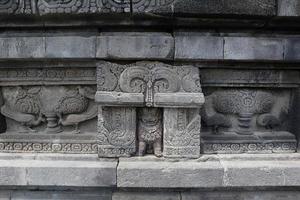 Reliefs hinduistische Schnitzereien an den Prambanan-Tempeln, foto