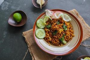 mie tek tek oder gebratene Nudeln aus Eiernudeln mit Huhn, Kohl, Senf, Fleischbällchen, Rührei. indonesisches essen foto