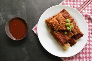 martabak telor oder murtabak telur oder mutabbaq. Pikantes Pfannengebäck gefüllt mit Ei, Fleisch und Gewürzen. martabak telur ist eines der indonesischen street food. foto