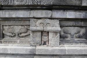 Reliefs hinduistische Schnitzereien an den Prambanan-Tempeln, foto