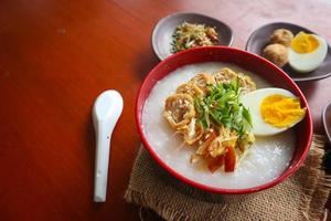 Reisbrei mit Hähnchenstreifen, Tofu, Ei. Reisbrei aus Hongkong. chinesisches Essen foto