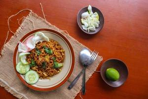 mie tek tek oder gebratene Nudeln aus Eiernudeln mit Huhn, Kohl, Senf, Fleischbällchen, Rührei. indonesisches essen foto