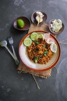 mie tek tek oder gebratene Nudeln aus Eiernudeln mit Huhn, Kohl, Senf, Fleischbällchen, Rührei. indonesisches essen foto