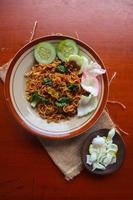 mie tek tek oder gebratene Nudeln aus Eiernudeln mit Huhn, Kohl, Senf, Fleischbällchen, Rührei. indonesisches essen foto