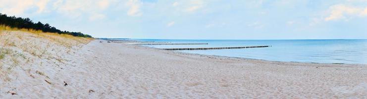 buhnen ragen in die ostsee. Blick über den Strand an der Küste. Landschaftsfoto foto