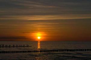 Sonnenuntergang an der Ostsee. Meer, Buhne kräftige Farben. Urlaub am Strand. romantisch foto