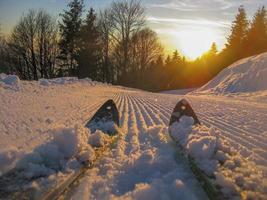 neu gefräste Skipiste mit Skiern foto