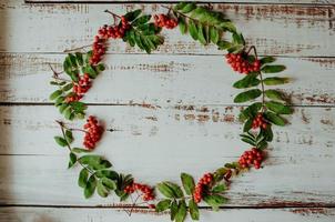 runder rahmen aus blättern und beeren der eberesche foto