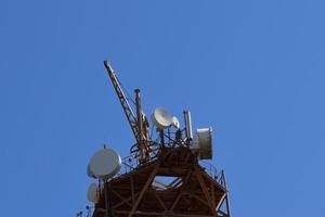 Satellitenantennen und Repeater auf dem Turm foto