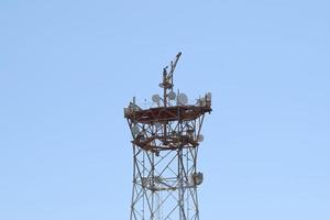 Satellitenantennen und Repeater auf dem Turm foto