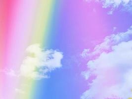 schönheit süß pastellrosa lila bunt mit flauschigen wolken am himmel. mehrfarbiges Regenbogenbild. abstrakte Fantasie wachsendes Licht foto