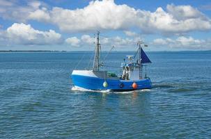 Fischerboot in der Nähe von Hiddensee am Schaproder Bodden, Ostsee, Mecklenburg-Vorpommern, Deutschland foto