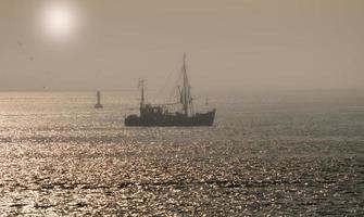 Krabbenkutter in der Nähe von Büsum an der Nordsee in Nordfriesland, Deutschland foto