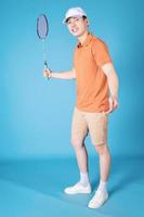 Bild eines jungen asiatischen Mannes mit Badmintonschläger foto
