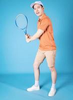 Bild eines jungen asiatischen Mannes mit Tennisschläger foto