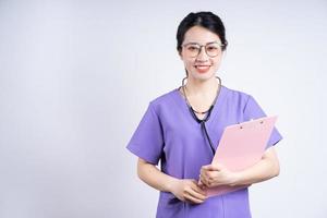 Porträt der jungen asiatischen Krankenschwester auf weißem Hintergrund foto