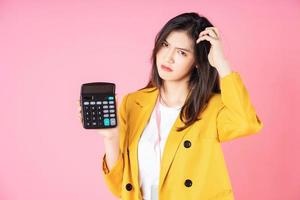 Bild der jungen asiatischen Geschäftsfrau mit Taschenrechner foto