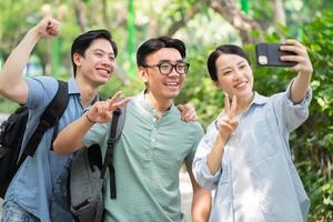 Foto des asiatischen Studenten der Gruppe draußen