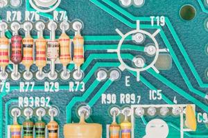 Kondensatoren und Widerstandsanordnung auf der Platine foto