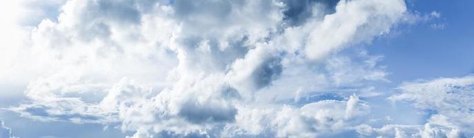 fantastische weiche weiße Wolke gegen blauen Himmel foto