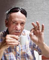 guter Kaffee. Porträt eines älteren Mannes foto