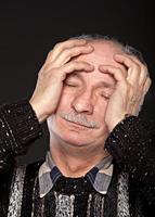 Kopfschmerzen. Porträt eines älteren Mannes foto