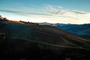 das schloss von serralunga d'alba eingebettet in die landschaft der piemontesischen langhe, in der nähe von alba, mit den farben der herbstsaison foto